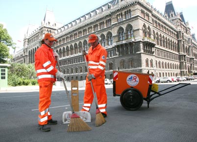 Wiener Straßenkehrer mit Original Wiener Straßenbesen im Einsatzbereich Straßenreinigung